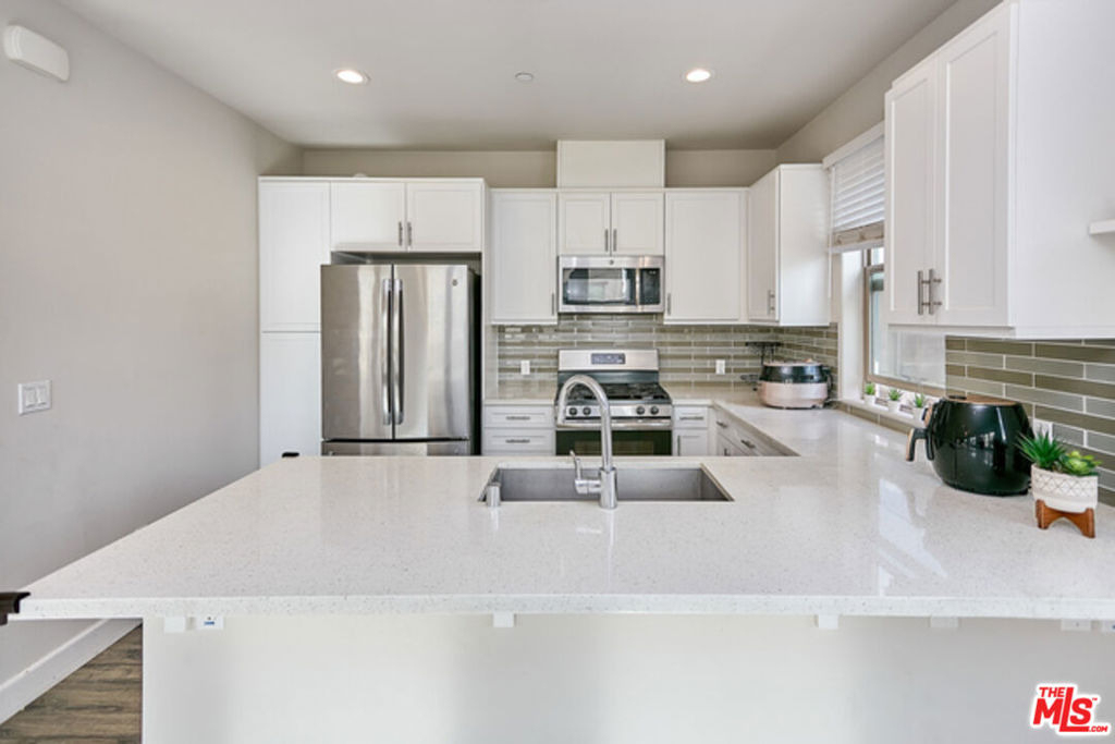 9831 Alburtis Avenue - Photo 18