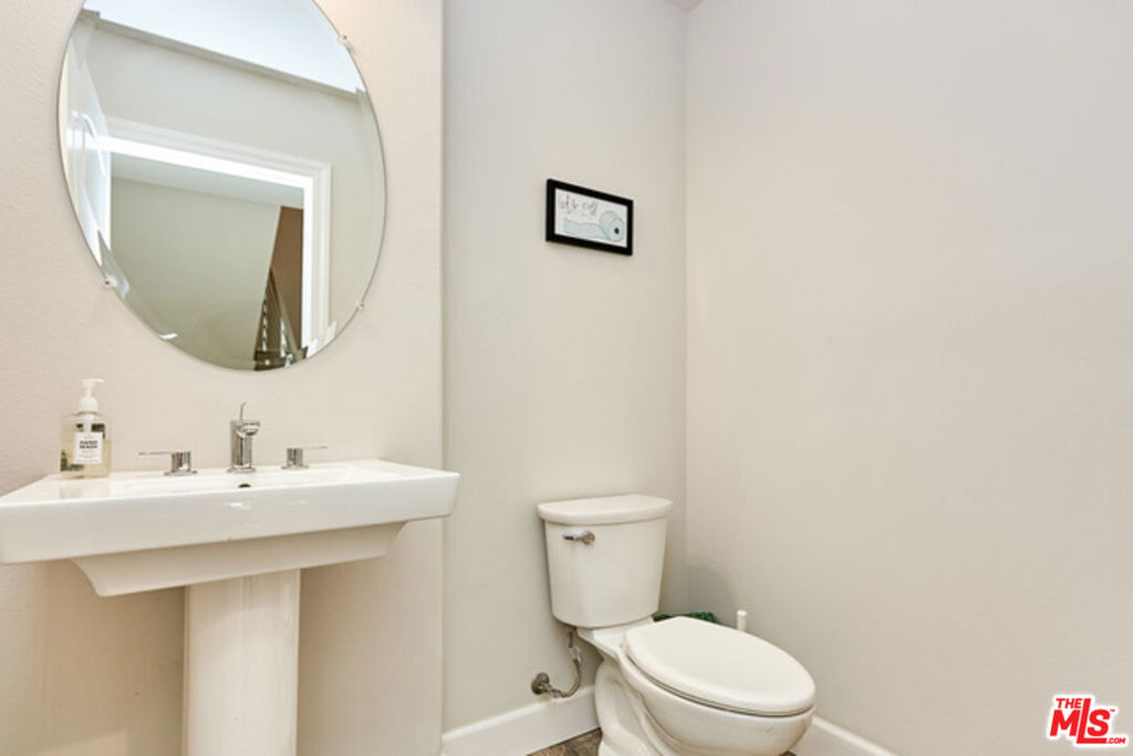 9831 Alburtis Avenue - Photo 6