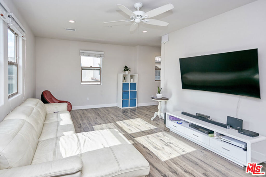 9831 Alburtis Avenue - Photo 9