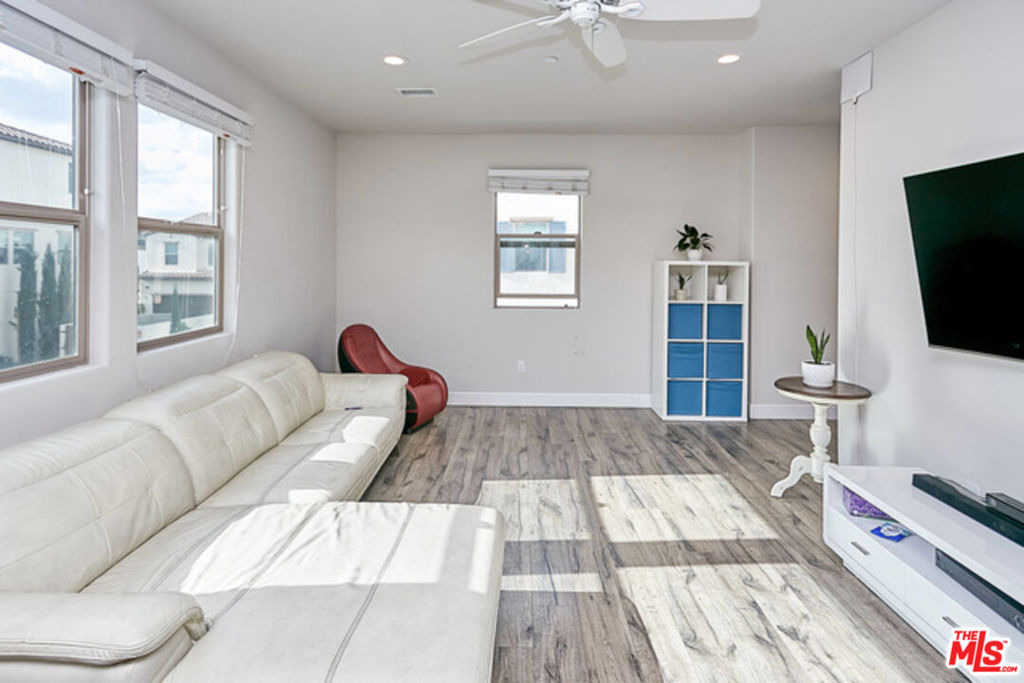 9831 Alburtis Avenue - Photo 8