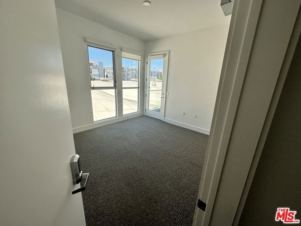 4210 Del Rey Avenue - Photo 15