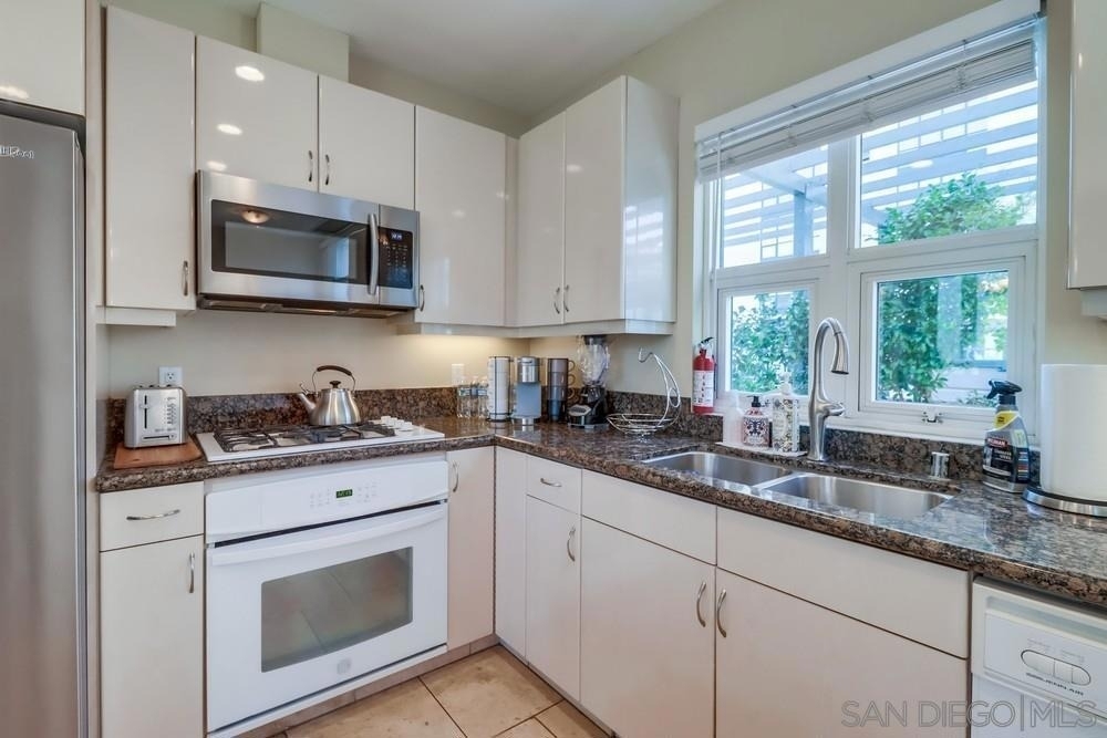 555 Front St - Photo 7