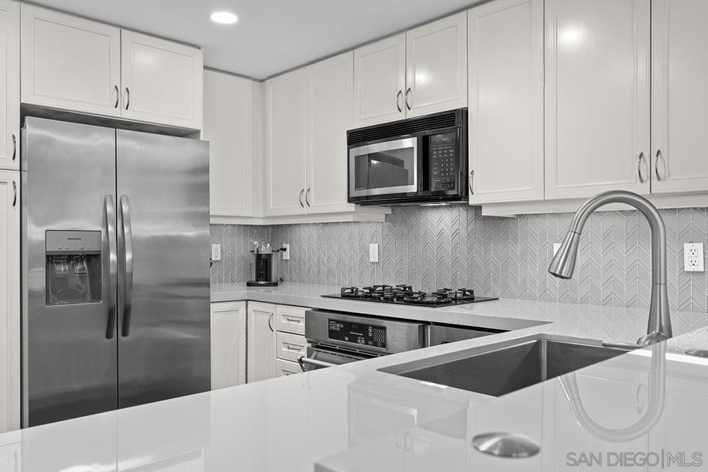 555 Front - Photo 15