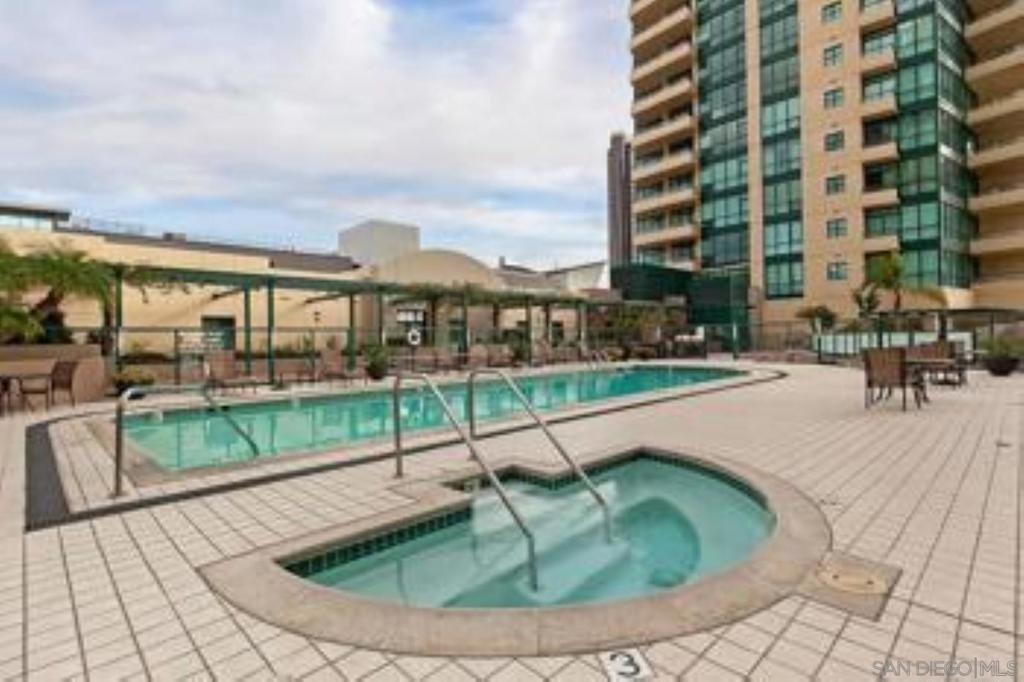 555 Front - Photo 73