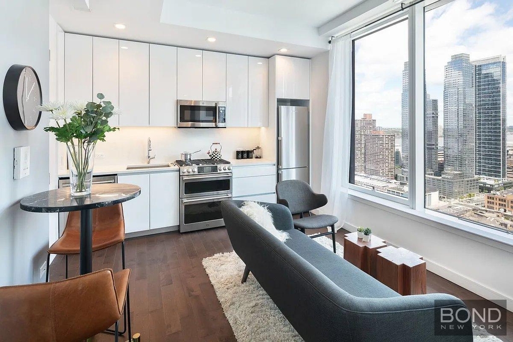 West 36th Street - Photo 1