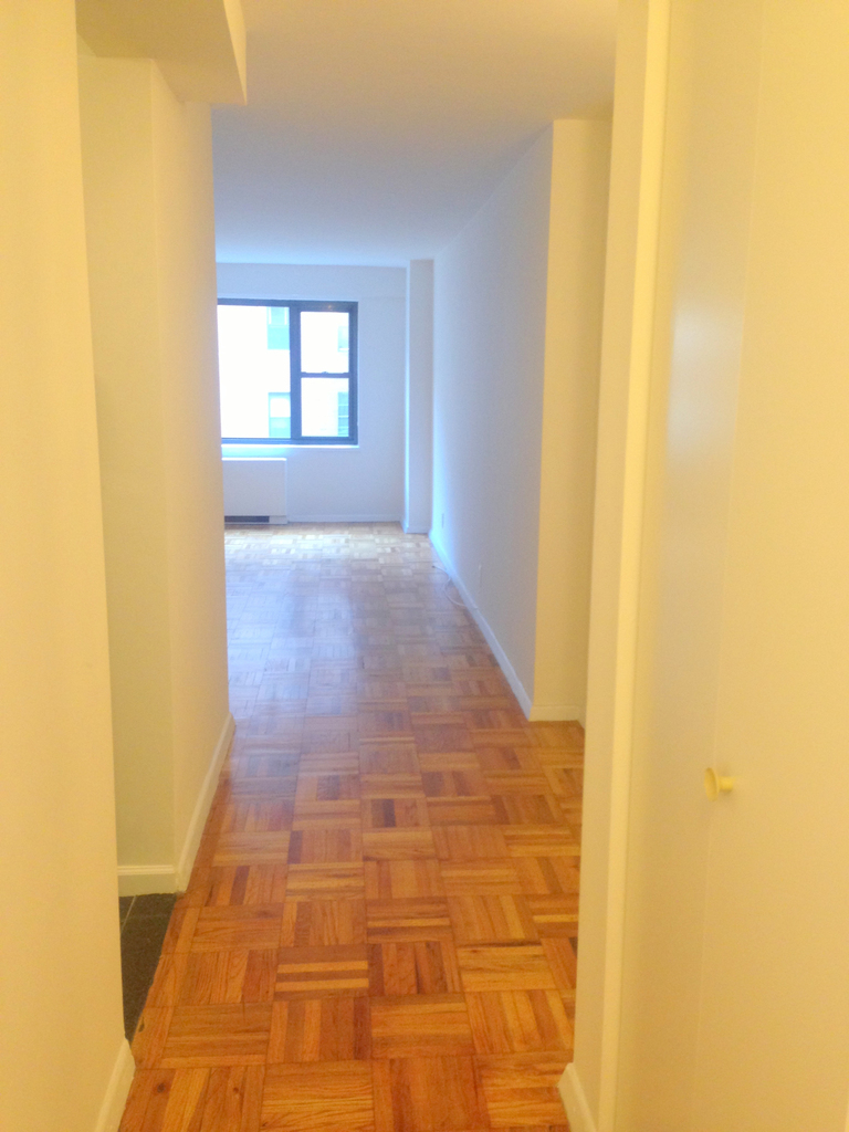 East 56th street - Photo 3