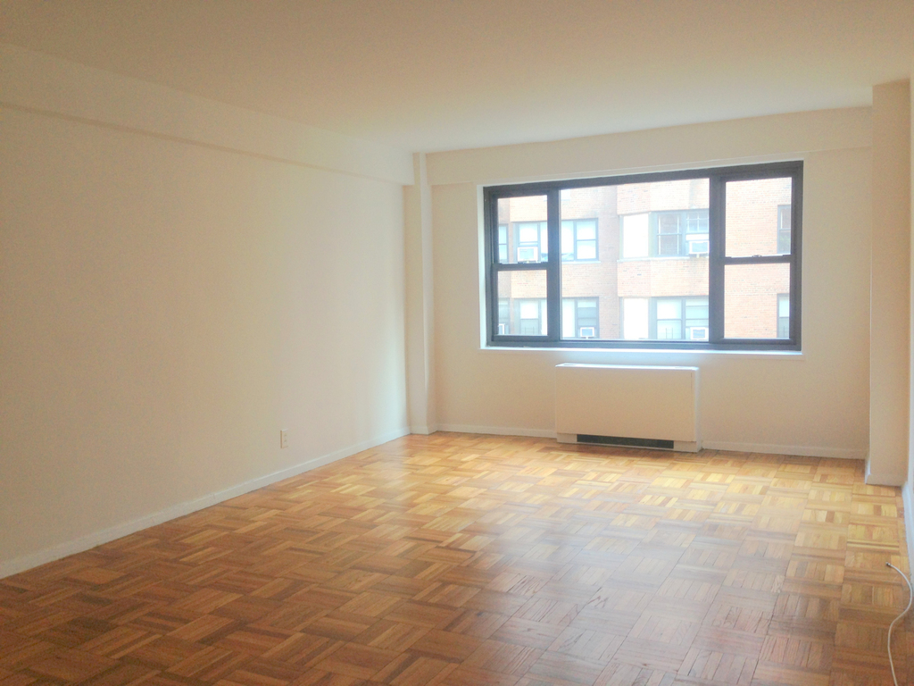 East 56th street - Photo 0