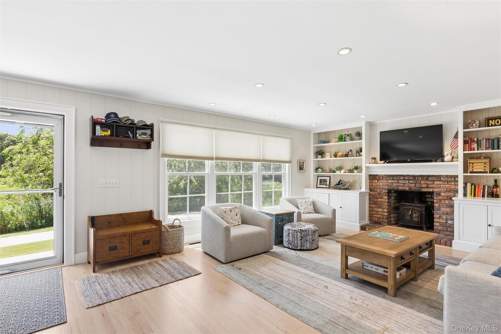570 Hippodrome Drive - Photo 3