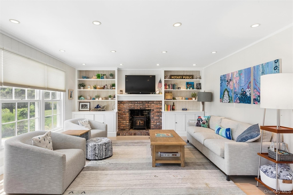 570 Hippodrome Drive - Photo 2