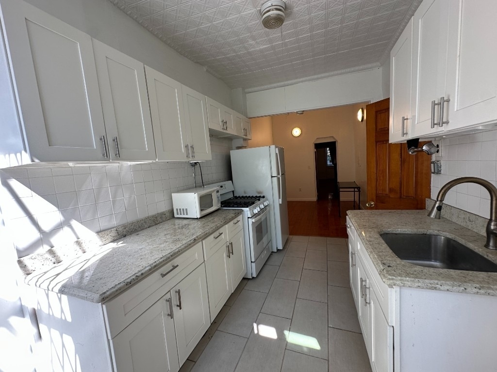 223 Van Brunt Street - Photo 3