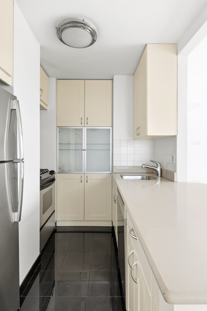 270 W 17th Street - Photo 5