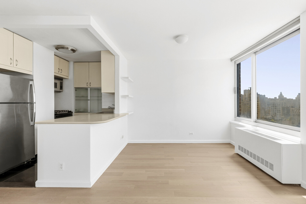 270 W 17th Street - Photo 4