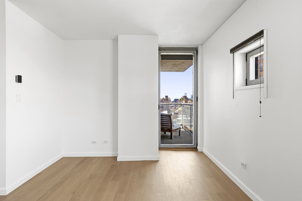 270 W 17th Street - Photo 10