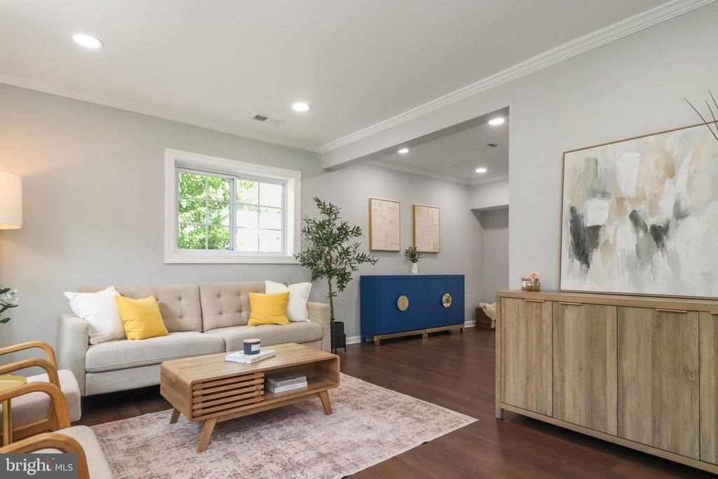 6621 Hallwood Avenue - Photo 8