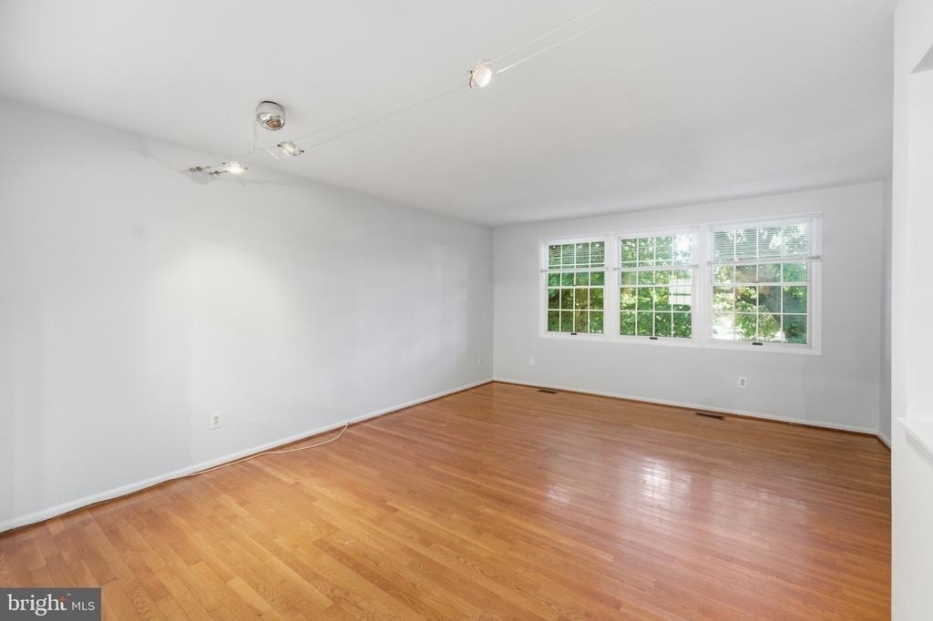 5028 9th Street S - Photo 4