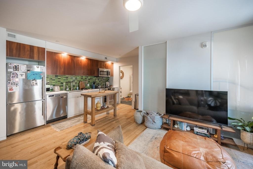 152 W Laurel Street - Photo 2
