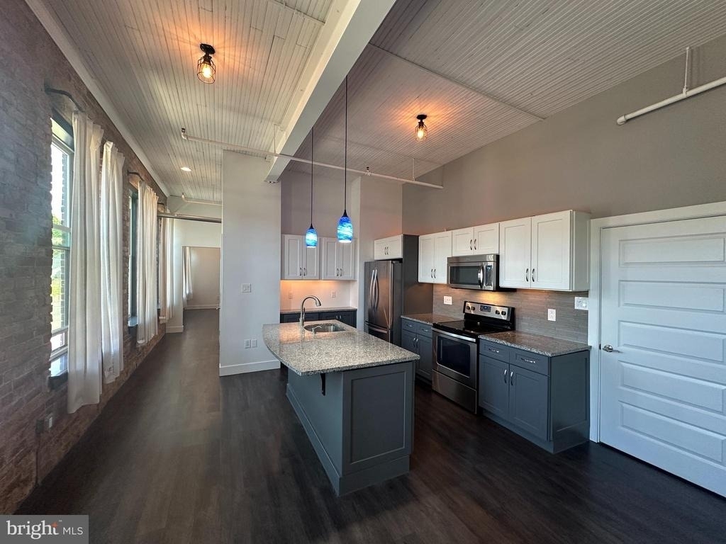 820 W Market Street - Photo 4