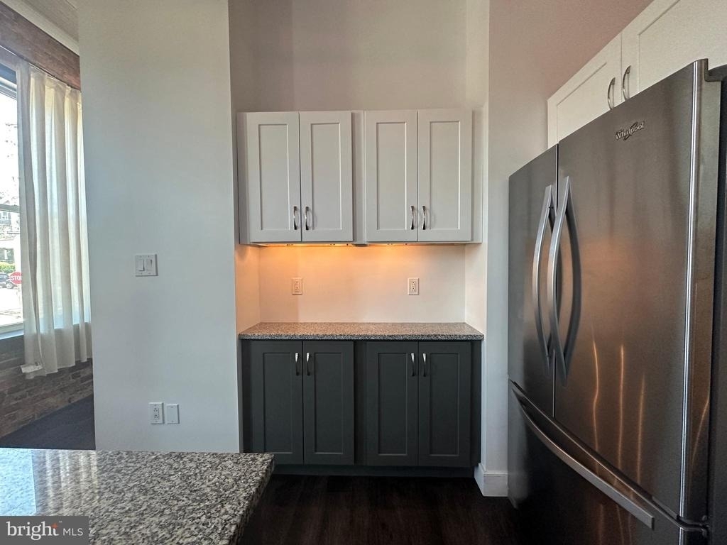 820 W Market Street - Photo 3
