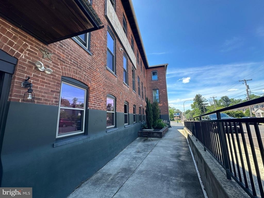 820 W Market Street - Photo 28