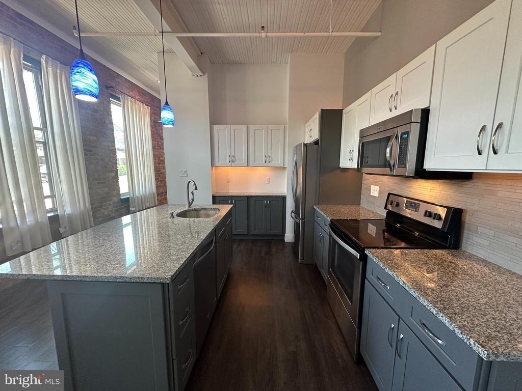 820 W Market Street - Photo 1