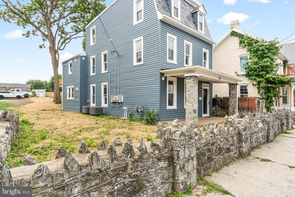 753 Apt A W Washington Street - Photo 2