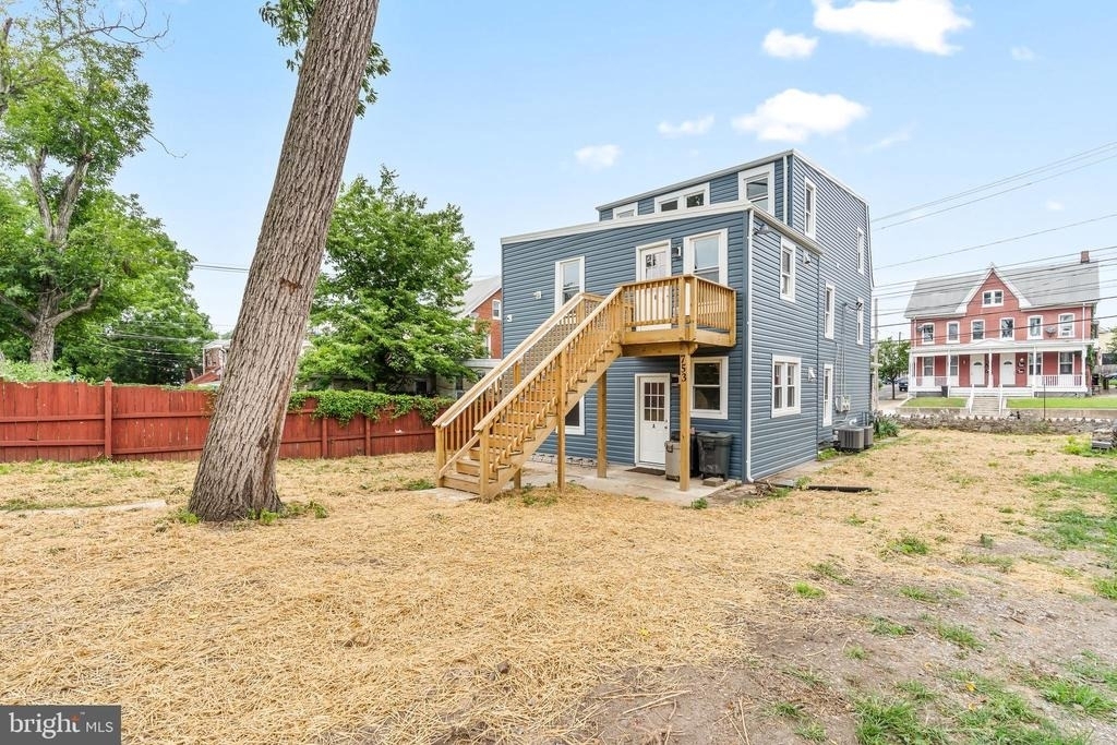 753 Apt B W Washington Street - Photo 2