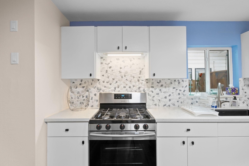 907 E 53rd St - Photo 9