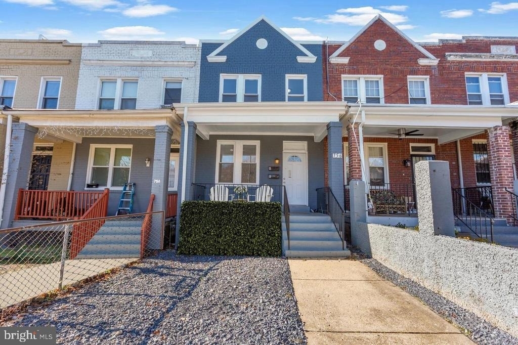 756 19th Street Ne - Photo 0