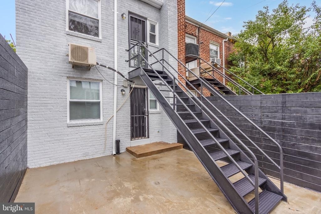 1723 Gales Place Ne - Photo 6