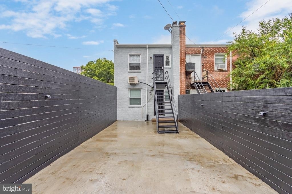 1723 Gales Place Ne - Photo 5
