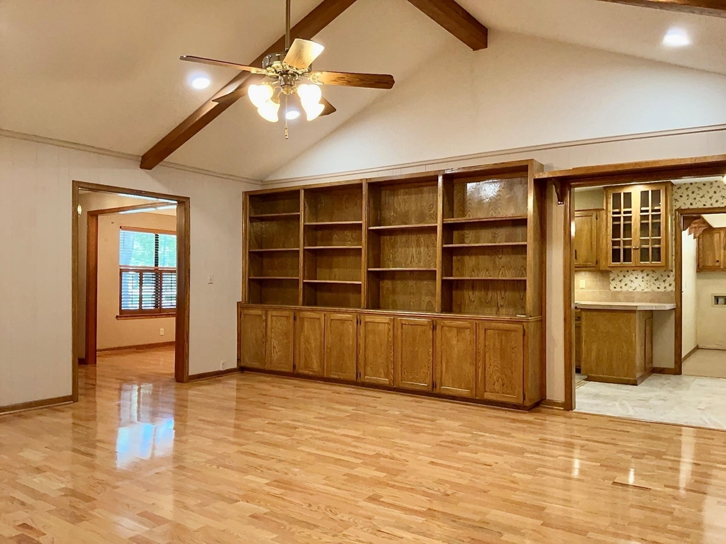 201 Oakwood Dr - Photo 4