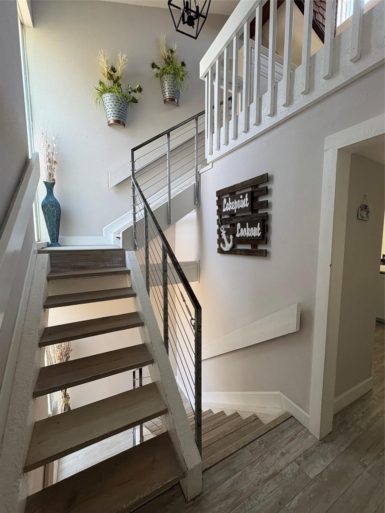 553 Demarett Dr - Photo 2