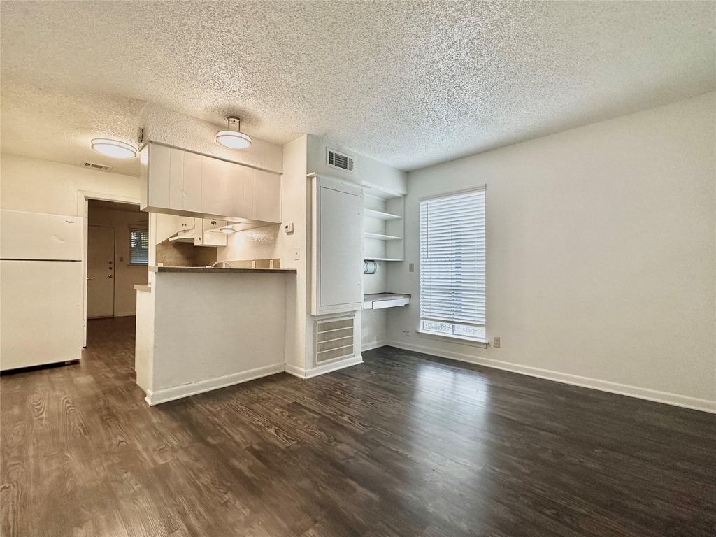 301 W 29th St - Photo 4