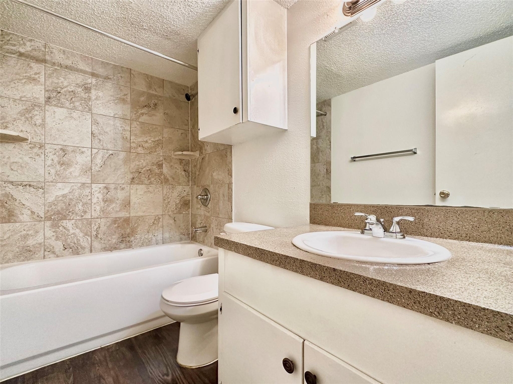 301 W 29th St - Photo 3