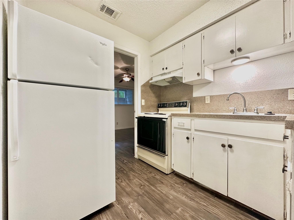 301 W 29th St - Photo 5