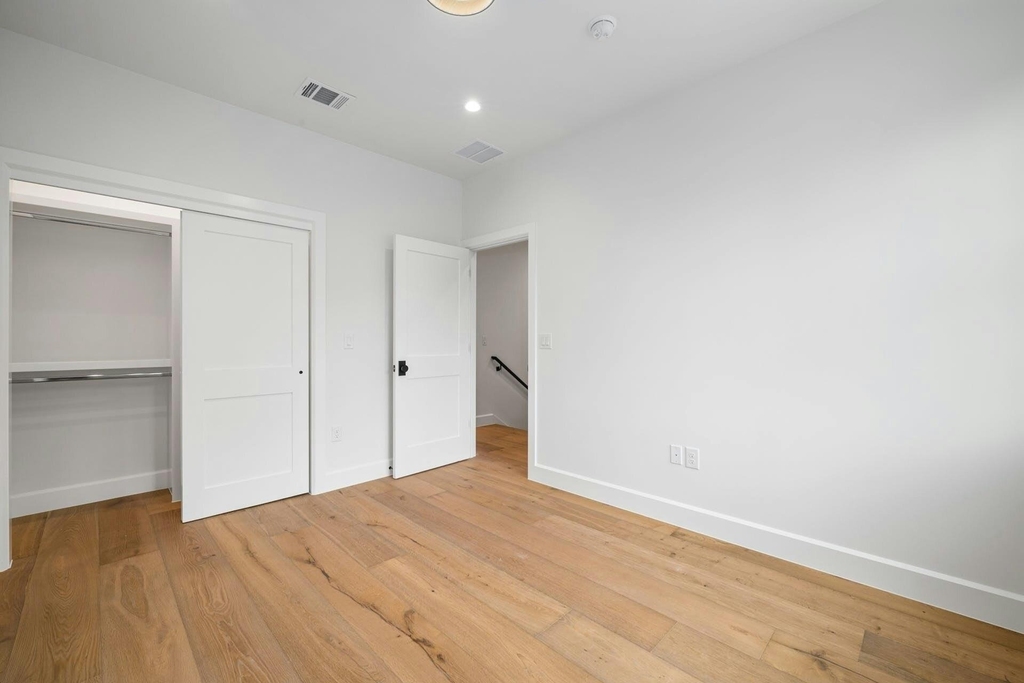 1919 W 38th St - Photo 37