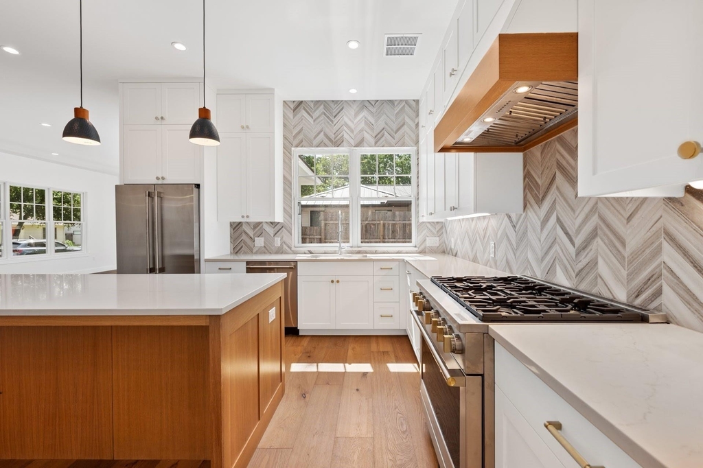 1919 W 38th St - Photo 9
