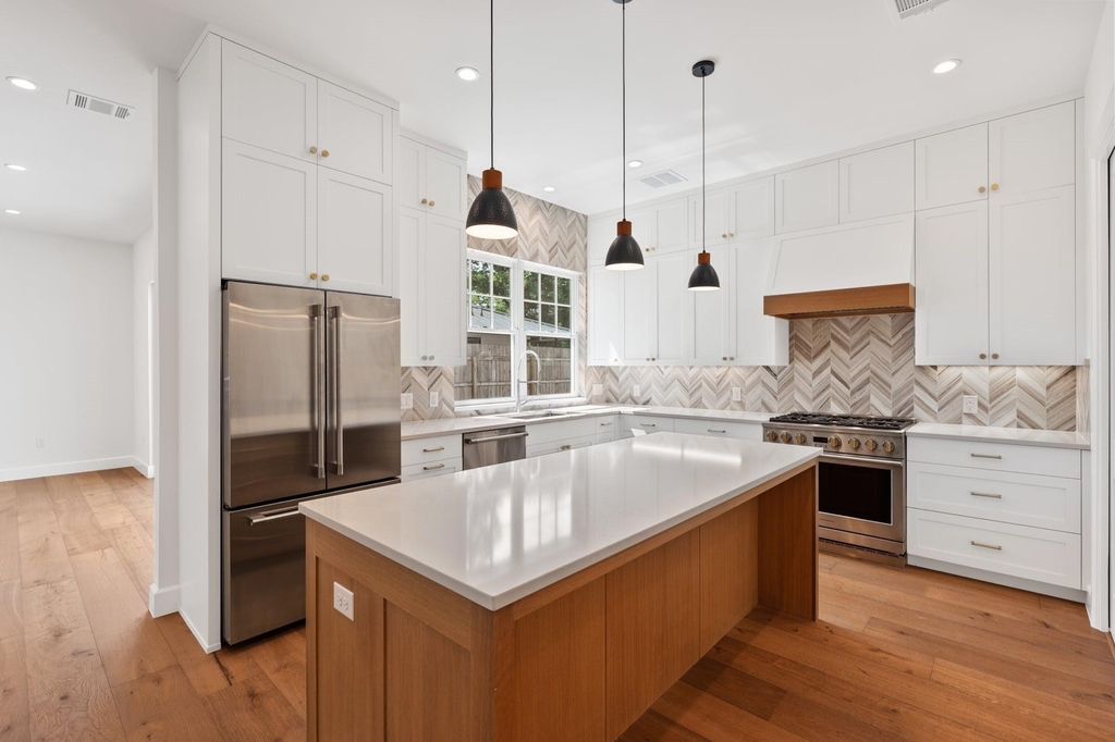 1919 W 38th St - Photo 8