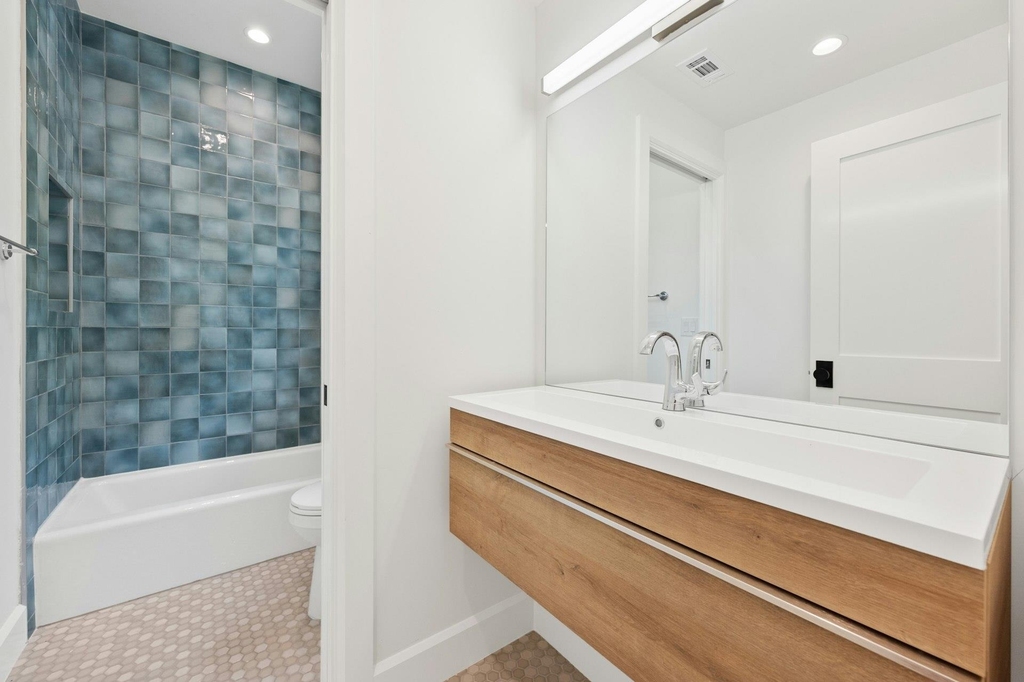 1919 W 38th St - Photo 33