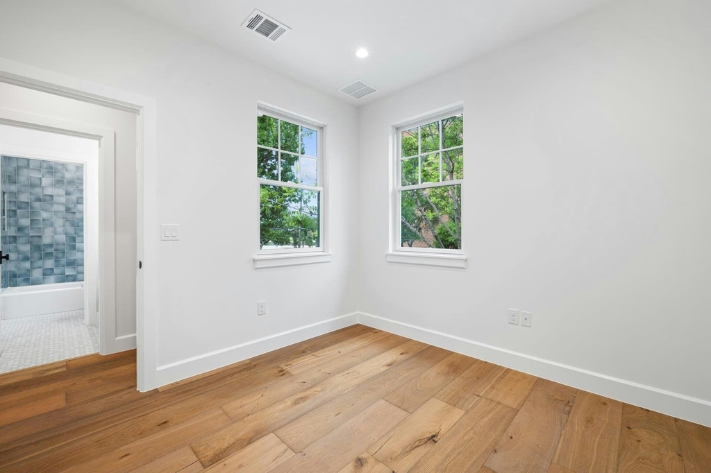 1919 W 38th St - Photo 32