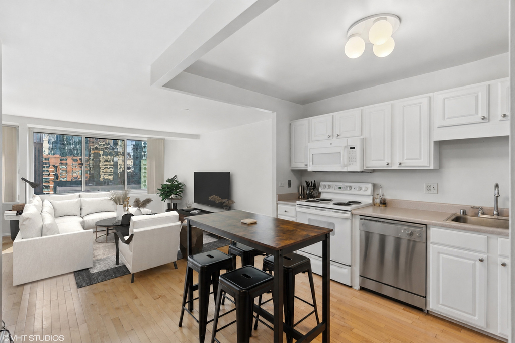 211 E Ohio Street - Photo 1
