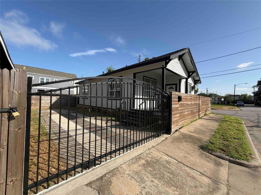 2400 Burkett Street - Photo 2
