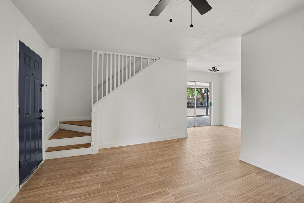 2119 Barr Street - Photo 2