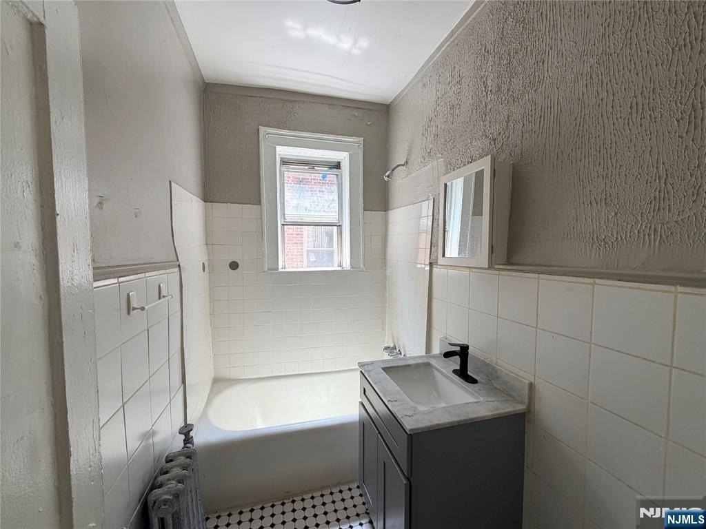16 Irving - Photo 2