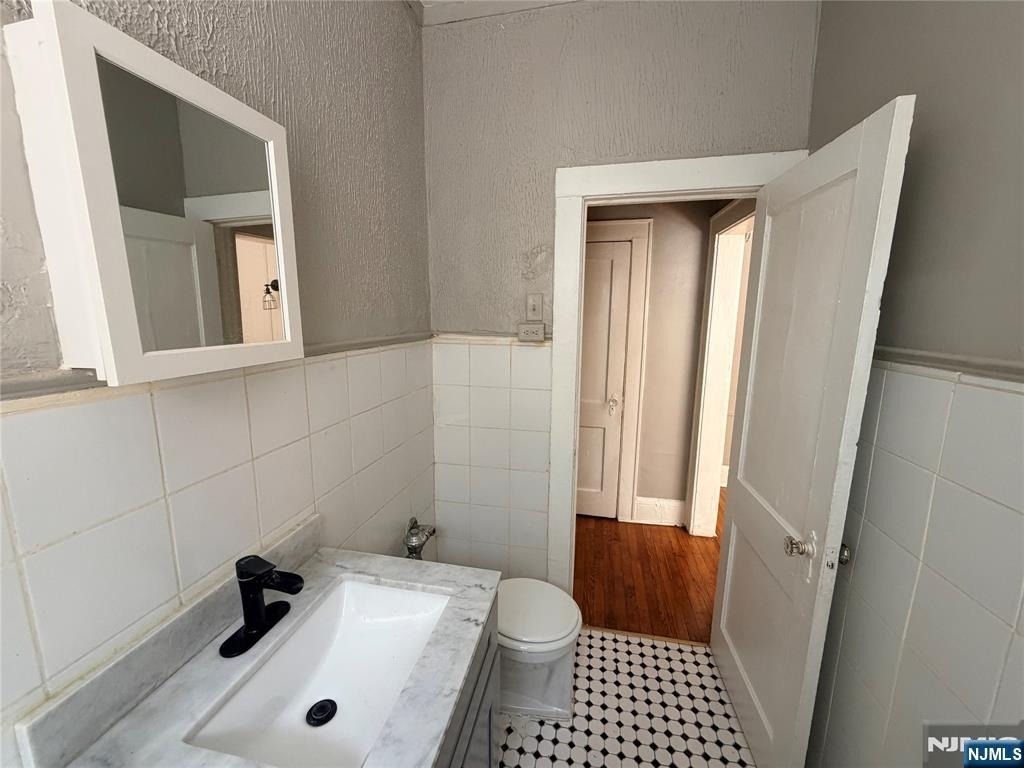 16 Irving - Photo 3