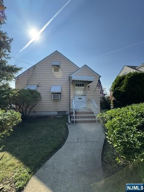 429 Macarthur - Photo 0