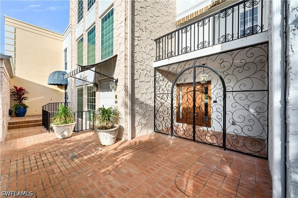 4000 Gulf Shore Boulevard N - Photo 3