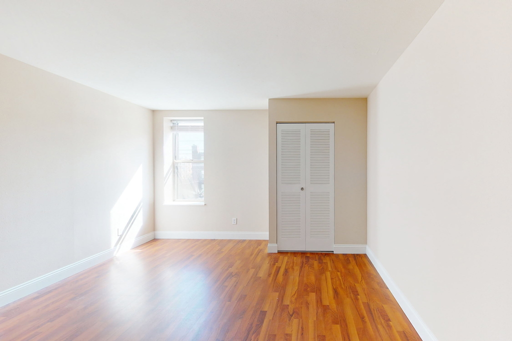 5660 Kingsbury Avenue - Photo 5
