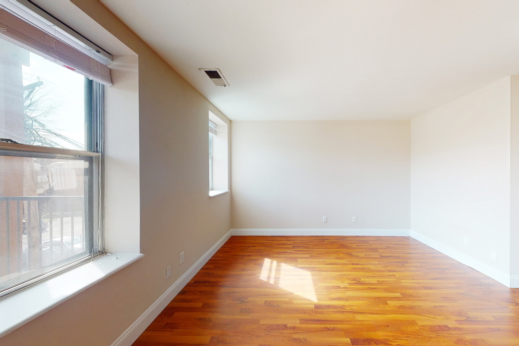 5660 Kingsbury Avenue - Photo 7