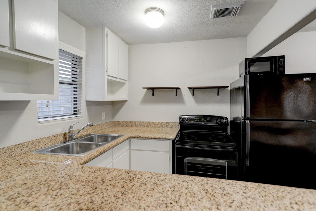 405 Hawthorne Street - Photo 0